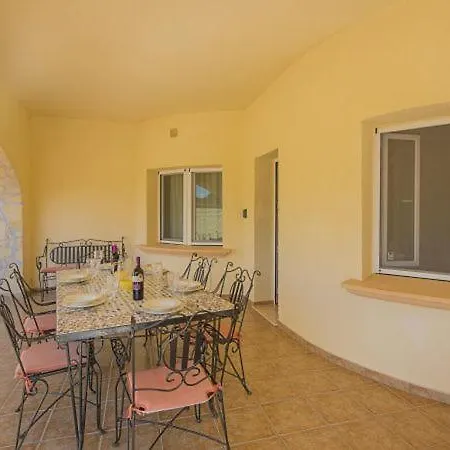 Sleeps 6 Pool Vila